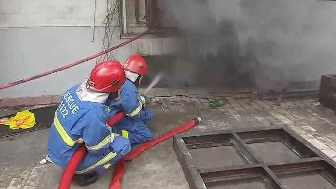 Inferno at Karachi Export Zone Leaves 8 Injured, Multiple Factories Damaged